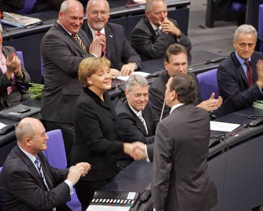 Der scheidende Bundeskanzler Gerhard SCHROEDER , SPD , gratuliert Angela MERKEL , CDU , zu ihrer Wahl zur Bundeskanzlerin im Bundestag . Berlin , 22.11.2005 , Berlin Deutschland Copyright: xThomasxImox