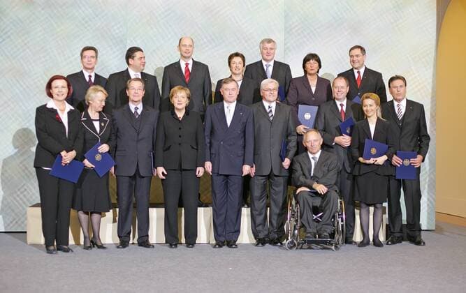 v.l.hinten: Thomas de MAIZIERE ,Kanzleramtsminister, Sigmar GABRIEL, Umwelt, Wolfgang TIEFENSEE, Verkehr, Brigitte ZYPRIES, Horst SEEHOFER, Ulla SCHMIDT, Franz Josef JUNG, Verteidigung, vorne: Heidemarie WIECOREK-ZEUL, Annette SCHAVAN, Franz MUENTEFERING, Angela MERKEL, Horst KOEHLER , Frank Walter STEINMEIER, Wolfgang SCHAEUBLE, Peer STEINBRUECK, Michael GLOS, Berlin 22.11.2005. , Berlin Deutschland Copyright: xUtexGrabowskyx