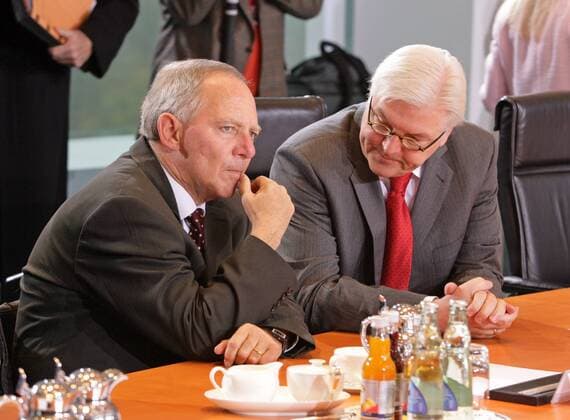 Bundesinnenminister Wolfgang SCHAEUBLE (l) , CDU , und Bundesaussenminister Frank Walter STEINMEIER , SPD , vor Beginn einer Kabinettssitzung in Berlin . 24.11.2005 , Berlin Deutschland Copyright: xThomasxKoehxlerx
