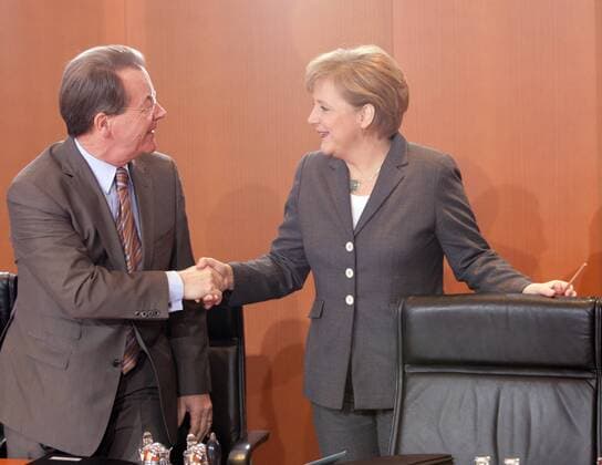 Bundeskanzlerin Angela MERKEL , CDU , und Bundesarbeitsminister Franz MUENTEFERING , SPD , vor Beginn einer Kabinettssitzung in Berlin . 24.11.2005 , Berlin Deutschland Copyright: xThomasxKoehxlerx