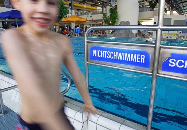 Kinder im Freizeitbad Duesselstrand . Duesseldorf , 27.01.2006 , Duesseldorf Deutschland Copyright: xThomasxImox