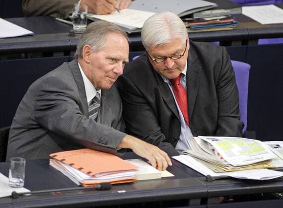 Wolfgang SCHÄUBLE (l), CDU , Bundesinnenminister , und Frank-Walter STEINMEIER , SPD , Bundesaussenminister . Wolfgang SCHÄUBLE (l), CDU , Federal Minister of the Interior , and Frank-Walter STEINMEIER , SPD , Federal Minister for Foreign Affairs . Im Bundestag . Berlin , 30.06.2006 , , , Berlin Deutschland Copyright: xLiesaxJohannssenx