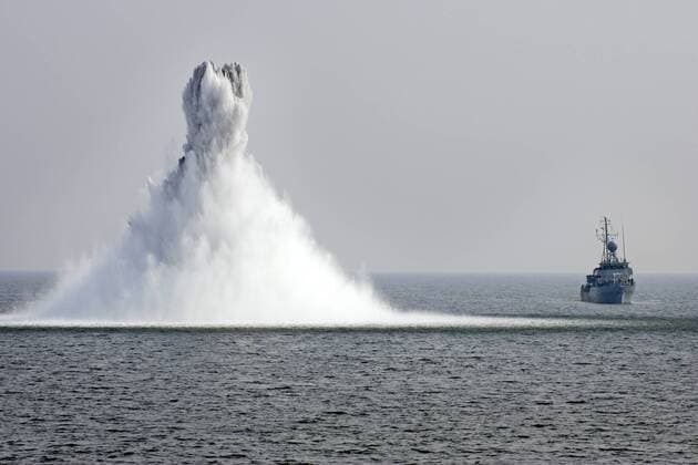 Seeminensprengung , im Hintergrund das Minenjagtboot MiJ-Boot , Kl. 333 Kulmbach des 3. Minensuchgeschwader, Bundeswehr . Kiel . 24.08.2006 , Kiel Deutschland Copyright: xLiesaxJohannssenx