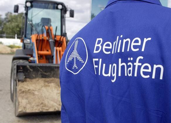 Neuer Mitarbeiter des neuen Flughafen Berlin Brandenburg International ( BBI ). Hier beim ersten Spatenstich . Berlin, 05.09.2006 , , , Berlin Deutschland Copyright: xLiesaxJohannssenx