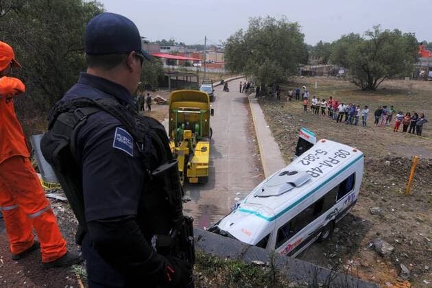 May 10, 2017 - Mexico - EUM20170510NAC30.JPG.CIUDAD DE MEXICO.- MotherÂ s Day-Dia-Mama.- Al menos tres personas murieron y siete personas lesionadas fue el saldo de la volcadura de una camioneta turistica en el kilometro 13 de la autopista Mexico-Piramides, en el Estado de Mexico, el miercoles 10 de mayo de 2017. Foto: Agencia EL UNIVERSAL Armando Martinez RCC Mexico  - ZUMAu78_ 20170510_zaf_u78_065 Copyright: xArmandoxMartoÂ­NezxArgoÂ¼Ellesx