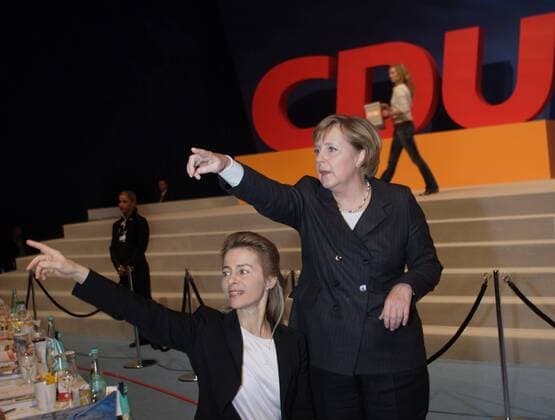 Angela MERKEL , Bundeskanzlerin und CDU Vorsitzende , und Ursula VON DER LEYEN , Bundesfamilienministerin . Angela MERKEL , Federal Chancellor and Chairman of the Christian Democratic Union (CDU), and Ursula VON DER LEYEN , Federal Minister for Family Affairs . Auf dem Bundesparteitag der CDU in Dresden, 27.11.2006 , , , Dresden Deutschland Copyright: xUtexGrabowskyx