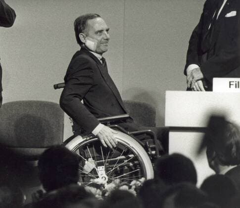 Wolfgang SCHÄUBLE, CDU, wurde bei seinem ersten oeffentlichen Auftritt nach dem Attentat , bei der CDU-Abschlusskundgebung in Offenburg umjubelt. Offenburg, den 30.11.1991, , Offenburg Deutschland Copyright: xphotothek.netx