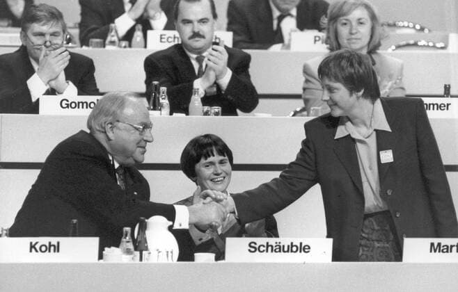 Helmut KOHL, Bundeskanzler und CDU Parteivorsitzender, gratuliert Angela MERKEL zu ihrer Wahl zur stv. Parteivorsitzenden auf dem CDU Parteitag in Dresden. Dazwischen Christina Lieberknecht, die in den Bundesvorstand gewaehlt wurde. Dresden , 15.12.1991 , Dresden Deutschland Copyright: xThomasxImox