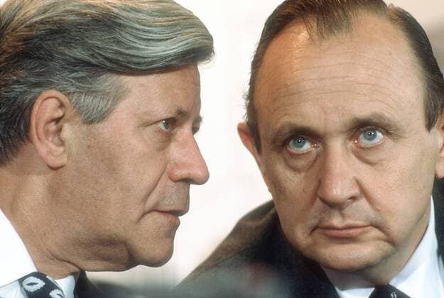 Bundesaussenminister Hans-Dietrich GENSCHER (r), FDP, und Bundeskanzler Helmut SCHMIDT , SPD. Bonn , 1977 , , Bonn Deutschland Copyright: xphotothek.netx