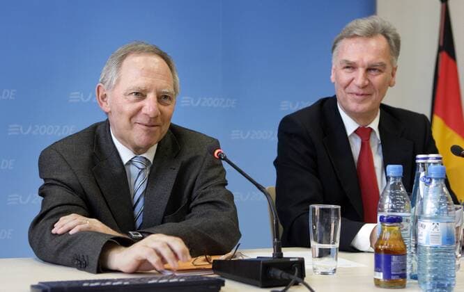 Wolfgang SCHÄUBLE , CDU , Bundesinnenminister , und Joerg ZIERCKE, Praesident des Bundeskriminalamtes . Berlin . 30.03.2007 , , Berlin Deutschland Copyright: xLiesaxJohannssenx