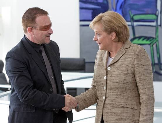 Angela MERKEL , Bundeskanzlerin und CDU Vorsitzende , und Bono , Saenger der irischen Rockband U2 . Angela MERKEL , Federal Chancellor and Chairman of the Christian Democratic Union (CDU), and Bono , lead singer of the Irish rock band U2. Berlin , 17.04.2007 , , , Berlin Deutschland Copyright: xThomasxKoehxlerx
