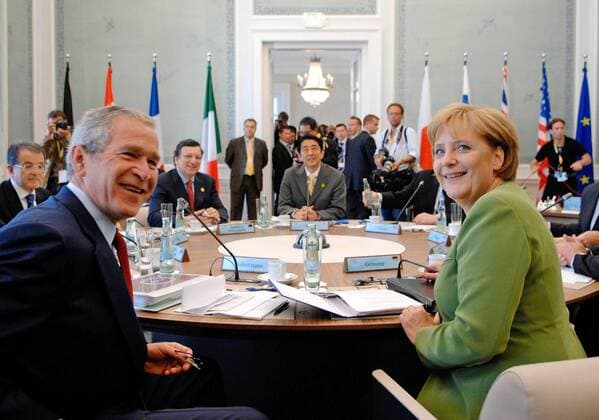 G8 Gipfel in Heiligendamm , Deutschland . 1. Arbeitssitzung : Angela MERKEL , Bundeskanzlerin und CDU Vorsitzende , und Georg W. Bush , Praesident der Vereinigten Staaten von Amerika . Hinten v.l. Romano PRODI , Ministerpraesident der Italienischen Republik , Jose Manuel BARROSO , Praesident der Europaeischen Kommission , und Shinzo ABE , Premierminister von Japan . G8 Summit . Angela MERKEL , Federal Chancellor and Chairman of the Christian Democratic Union (CDU), and Georg W. Bush , President , USA. Back: F.l. Romano PRODI , Prime Minister , Jose Manuel BARROSO , President of the European Commission , Shinzo ABE , Prime MInister , Japan . Heiligendamm , Germany . 07.06.2007 , , , Heiligendamm Deutschland Copyright: xBPAx