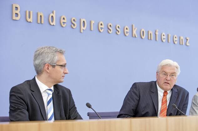 Frank-Walter STEINMEIER, SPD , Bundesaussenminister , Federal Minister for Foreign Affairs, und der Pressesprecher des Auswaertigen Amtes, Martin JÄGER, vor der Bundespressekonferenz. Berlin , den 27.06.2007 , Berlin Deutschland Copyright: xThomasxImox