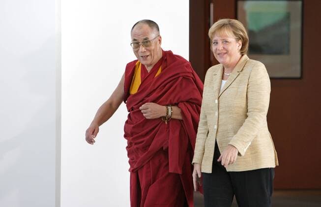 Angela MERKEL , Bundeskanzlerin und CDU Vorsitzende , und der 14. Dalai Lama , Tenzin Gyatso . Angela MERKEL , Federal Chancellor and Chairman of the Christian Democratic Union (CDU), and the 14th Dalai Lama , Tenzin Gyatso . Berlin , 23.09.2007 , , , Berlin Deutschland Copyright: xLiesaxJohannssenx