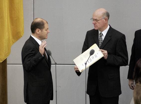 Olaf SCHOLZ (l), SPD , und Norbert LAMMERT , CDU , Bundestagspraesident . Im Bundestag bei der Vereidigung von Olaf SCHOLZ zum Buundesarbeitsminister . Berlin , Deutschland . Olaf SCHOLZ (l), SPD , and Norbert LAMMERT , CDU , President of the Bundestag . Berlin , Germany . 27.11.2007 , , , Berlin Deutschland Copyright: xThomasxKoehlerx