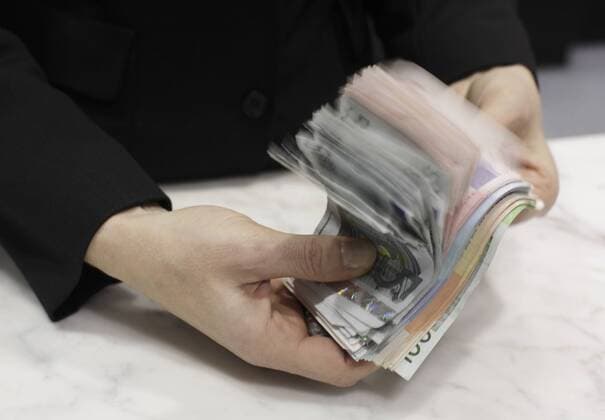 Auszahlung am Schalter in der Sparkasse Koeln , Deutschland . Money . Cologne , Germany . 20.02.2008 . MODEL RELEASE vorhanden , MODEL RELEASED , Koeln DEU Deutschland Copyright: xUtexGrabowskyx