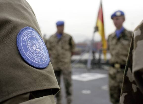 Deutsche Blauhelmsoldaten auf der Fregatte Bayern vor der libanesischen Kueste . Ein deutscher Einsatzverband der Marine beteiligt sich im Rahmen der UNIFIL Mission an der Seeraumueberwachung im oestlichen Mittelmeer , um einen moeglichen Waffenschmuggel in den Libanon zu verhindern . German blue helmets at frigate Bayern . Beirut . Lebanon . 29.02.2008 , Libanon Copyright: xThomasxKoehlerx