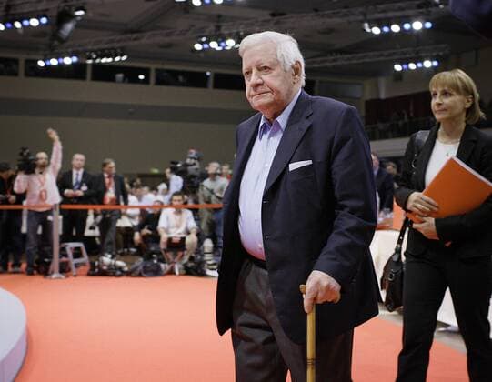 Helmut SCHMIDT , SPD , Altbundeskanzler, auf dem SPD-Bundesparteitag . Berlin, Deutschland . SPD party congress . Helmut SCHMIDT , SPD , German politician and Chancellor of West Germany from 1974 to 1982 . Berlin, Germany . 18.10.2008 , , , Berlin DEU Deutschland Copyright: xThomasxImox