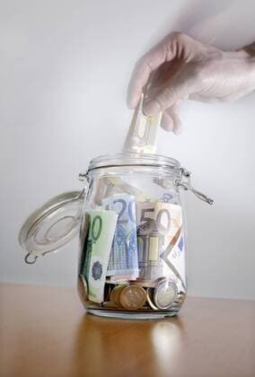 Thema : Einlagensicherung , Geld in einem Einmachglas . Berlin , Deutschland . Deposit insurance , Money in a preserving glass . Berlin , Germany . 03.02.2009 , Berlin DEU Deutschland Copyright: xThomasxTrutschelx