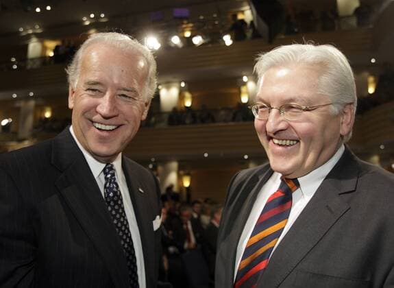 Frank-Walter STEINMEIER (r), SPD , Bundesaussenminister und Vizekanzler, und Joe BIDEN , Vizepraesident der Vereinigten Staaten von Amerika, auf der Sicherheitskonferenz in Muenchen , Deutschland . Frank-Walter STEINMEIER (r), SPD , Federal Minister for Foreign Affairs of Germany and Vice-Chancellor, and Joe BIDEN , Vice President of the United States , at Conference on Security Policy. Munich , Germany . 06.02.2009 , , , Muenchen DEU Deutschland Copyright: xThomasxTrutschelx