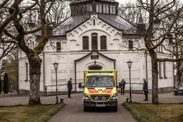 20170511 Sollebrunn Erska kyrka Niclas SilfverschiöldÂ s begravning En gäst pa begravningen ramlade ihop och ambulans kom och hämtade gästen. FOTO JOACHIM NYWALL KOD0520002  - KP0520002