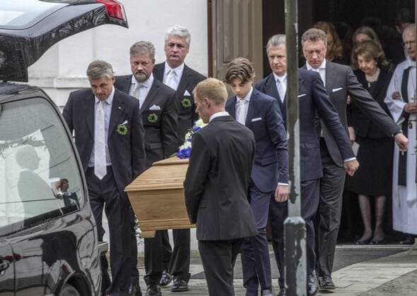 20170511 Sollebrunn Erska kyrka Niclas SilfverschiöldÂ s begravning Prinsessan Desiree Kistan bärs ut till den väntande bilen sonen Carl Silfverschiöld längst till höger och längst bak som bär kistan FOTO JOACHIM NYWALL KOD0520002  - KP0520002