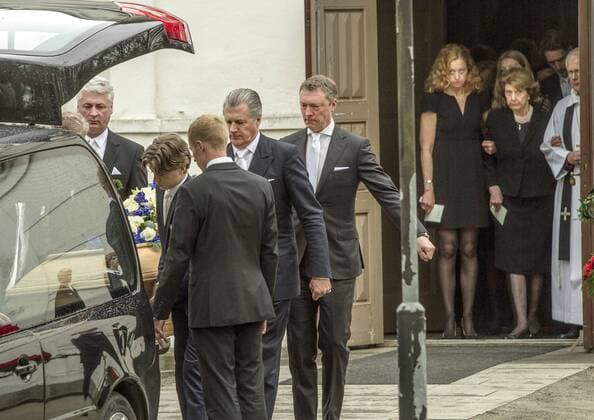 20170511 Sollebrunn Erska kyrka Niclas SilfverschiöldÂ s begravning Prinsessan Desiree Kistan bärs ut till den väntande bilen sonen Carl Silfverschiöld längst till höger och längst bak som bär kistan FOTO JOACHIM NYWALL KOD0520002  - KP0520002