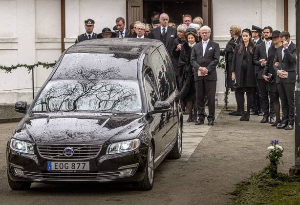 20170511 Sollebrunn Erska kyrka Niclas SilfverschiöldÂ s begravning Kunga familjen tar farväl av kistan H.M. Konung Carl XVI Gustaf H.M. Drottning Silvia H.K.H. Kronprinsessan Victoria H.K.H. Prins Daniel H.K.H. Prins Carl Philip H.K.H. Prinsessan Sofia FOTO JOACHIM NYWALL KOD0520002  - KP0520002