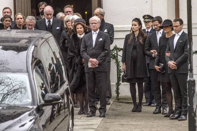 20170511 Sollebrunn Erska kyrka Niclas SilfverschiöldÂ s begravning Kunga familjen tar farväl av kistan H.M. Konung Carl XVI Gustaf H.M. Drottning Silvia H.K.H. Kronprinsessan Victoria H.K.H. Prins Daniel H.K.H. Prins Carl Philip H.K.H. Prinsessan Sofia FOTO JOACHIM NYWALL KOD0520002  - KP0520002