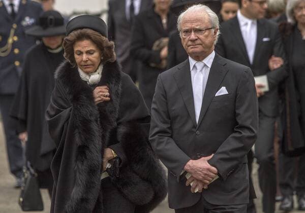 20170511 Sollebrunn Erska kyrka Niclas SilfverschiöldÂ s begravning Kunga familjen tar farväl av kistan H.M. Konung Carl XVI Gustaf H.M. Drottning Silvia FOTO JOACHIM NYWALL KOD0520002  - KP0520002