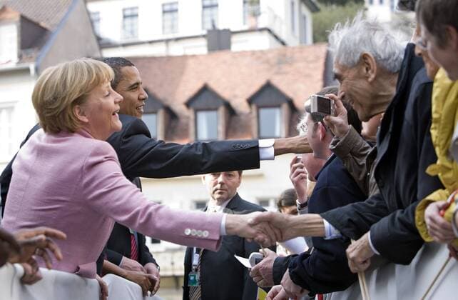 Angela MERKEL , CDU , Bundeskanzlerin und CDU Vorsitzende , und Barack OBAMA , Praesident der Vereinigten Staaten , mit Buergern und Schaulustigen am Rande des NATO Gipfels in Baden-Baden , Deutschland . Angela MERKEL , CDU , Federal Chancellor of Germany and Chairman of the Christian Democratic Union (CDU), and Barack OBAMA , President of USA , with citizens during the course of the Nato Summit . Baden-Baden , Germany . 03.04.2009 , , , Baden-Baden DEU Deutschland Copyright: xThomasxKoehlerx
