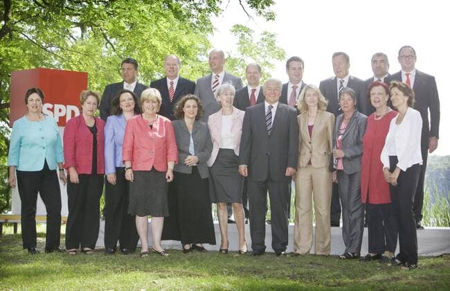 1. Reihe vlnr.: Brigitte ZYPRIES , SPD , Bundesjustizminister , Karin EVERS-MEYER , MdB , Behindertenbeauftragte , Andrea NAHLES , Bildungs- und Integrationspolitik , Ulrike MERTEN , Verteidigunspolitik , Carola REIMANN , Hochschul- und Forschungspolitik , Barbara KISSELER , Kulturpolitik , Frank-Walter STEINMEIER , Bundesaussenminister und Vizekanzler , Manuela SCHWESIG , Familien-, Jugend-, Frauen- und Seniorenpolitik, Barbara HENDRICKS , Verbraucherschutzpolitik , Heidemarie WIECZOREK-ZEUL , Bundesentwicklungsministerin , Dagmar FREITAG , MdB, Sportpolitik , 2 Reihe vlnr.: , Sigmar GABRIEL , SPD , Bundesumweltminister , Peer STEINBRUECK , Bundesfinanzminister , Wolfgang TIEFENSEE , Bundesverkehrsminister , Olaf SCHOLZ , Bundesarbeitsminister , Hubertus HEIL , SPD - Generalsekretaer, Thomas OPPERMANN , MdB , Innenpolitik, Zdo FOLGART , Landwirtschaftspolitik , Harald CHRIST , Mittelst Copyright: xThomasxTrutschelx
