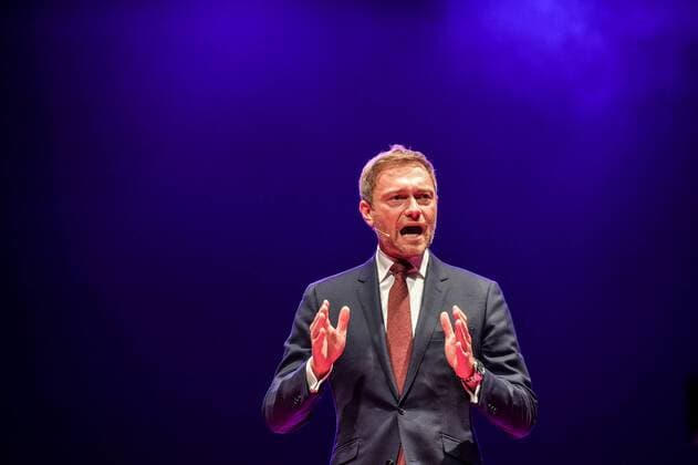 Bilder des Tages Außerordentlicher Landesparteitag der NRW - FDP in Essen Christian Lindner ( FDP ) beim außerordentlichern Landesparteitag der Freien Demokraten NRW am 11.05.2017 in Essen. xAGx