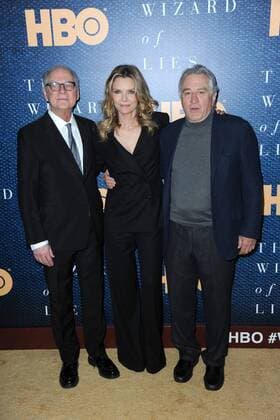 Bilder des Tages The The Wizard Of Lies New York Premiere at The Museum of Modern Art on May 11, 2017 in New York City Michelle Pfeiffer;Robert de Niro;Barry Levinson New York United States  516364