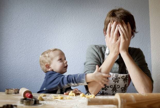 Mutter und Kind backen Plaetzchen . Mother and child making christmas cookies . , MODEL RELEASE vorhanden , MODEL RELEASED , Bonn DEU, Deutschland Copyright: xUtexGrabowskyx