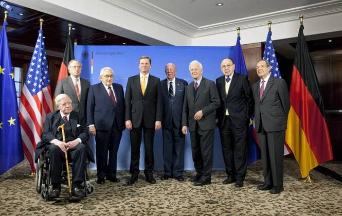vlnr.: Helmut SCHMIDT , Bundeskanzler a.D. , Sam NUNN , Henry KISSINGER , US Aussenminister a.D. , Bundesaussenminister Guido WESTERWELLE , George SHULTZ , US Aussenminister a.D. , Richard VON WEIZSAECKER , Bundespraesident a.D. , Hans-Dietrich GENSCHER , Aussenminister a.D. , William PERRY , US Verteidigunsminister a.D. . Berlin , Deutschland . 03.02.2010 , , , Berlin DEU Deutschland Copyright: xThomasxTrutschelx