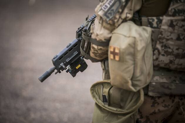 Maschinenpistole in der Hand eines Soldaten, Gao, 07.04.2017, KEIN MODEL RELEASE vorhanden, NO MODEL RELEASE available, NO MODEL RELEASE, Gao Mali Copyright: xFlorianxGaertnerx