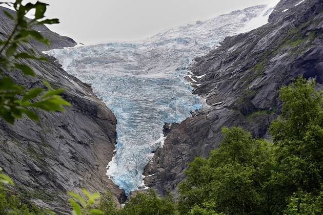 IMAGO Nature: Unsere Erde, Klimawandel, Gletscherschmelze Gletscherzunge des Jostedalsbreen im Sommer, Norwegen, Jostedalsbreen Nationalpark glacier tongue of Jostedalsbreen in summer, Norway, Jostedalsbreen National Park BLWS452552 Copyright: xblickwinkel P.xSchuetzx