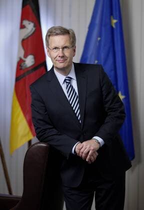 Christian WULFF, CDU, Ministerpraesident von Niedersachsen, vor der niedersaechsischen und europaeischen Flagge in seinem Buero in der niedersaechsischen Staatskanzlei in Hannover. 03.05.2010, Hannover DEU, Deutschland Copyright: xThomasxImo photothekx