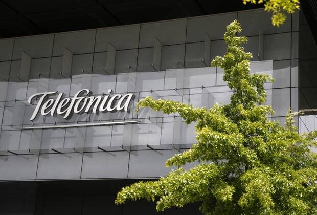 Unternehmen: Telefonica View of Telefonica s headquarters in Madrid, Spain, on 12 May 2017. Telefonica has shut down their computer network after having problems due to a virus. According to the company, they have suffered a ramsonware attack, a virus capable of blocking a computer from a distant location to kidnap documents in order to demand a ransom for them. Telefonica shuts down computers due to virus !ACHTUNG: NUR REDAKTIONELLE NUTZUNG!  Copyright: xMARISCALx 20170512-636301970974340650
