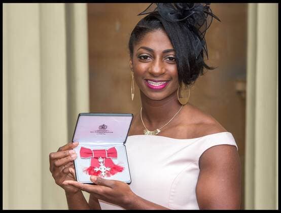 . 12 05 2017. London, United Kingdom. Investitures at Buckingham Palace. Kadeena Cox, Paralympian awarded an MBE by the Duke of Cambridge at the Investiture ceremony at Buckingham Palace.  xPetexMaclainex xi-Imagesx IIM-15106-0020