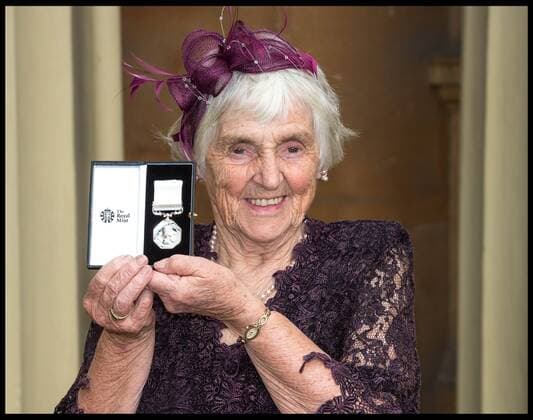 . 12 05 2017. London, United Kingdom. Investitures at Buckingham Palace. Myrtle Simpson, Arctic explorer awarded the Polar Medal by the Duke of Cambridge at the Investiture ceremony at Buckingham Palace.  xPetexMaclainex xi-Imagesx IIM-15106-0027