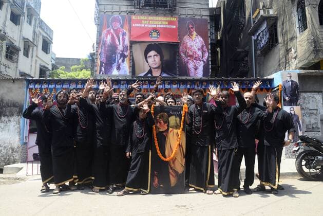 India: Amitabh Bachchans fans celebrate his film release Amitabh Bachchans Fans Association members celebrate the release of Sarkar 3 by wearing the attire like Amitabh Bachchan in the film Sarkar 3 in Kolkata.  SaikatxPaul