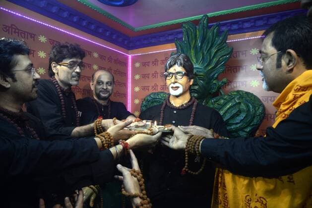 India: Amitabh Bachchans fans celebrate his film release Amitabh Bachchans Fans Association members unveil a statue of Amitabh Bachchan on the occasion of release of his film Sarkar 3 in Kolkata. Amitabh Bachchans Fans Association members celebrate the release of Sarkar 3 by wearing the attire like Amitabh Bachchan in the film Sarkar 3 in Kolkata.  SaikatxPaul