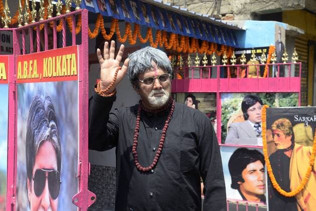 India: Amitabh Bachchans fans celebrate his film release Amitabh Bachchans fans wear Sarkar 3 , films attire and posed like Amitabh Bachchan on this occasion. Amitabh Bachchans Fans Association members celebrate the release of Sarkar 3 by wearing the attire like Amitabh Bachchan in the film Sarkar 3 in Kolkata.  SaikatxPaul