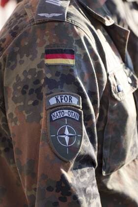 Deutscher KFOR Soldat im Kosovo . Pristina , Kosovo . 19.08.2010 . German KFOR soldier in Kosovo . Pristina , Kosovo . 19.08.2010 . Pristina Kosovo Copyright: xUtexGrabowskyx
