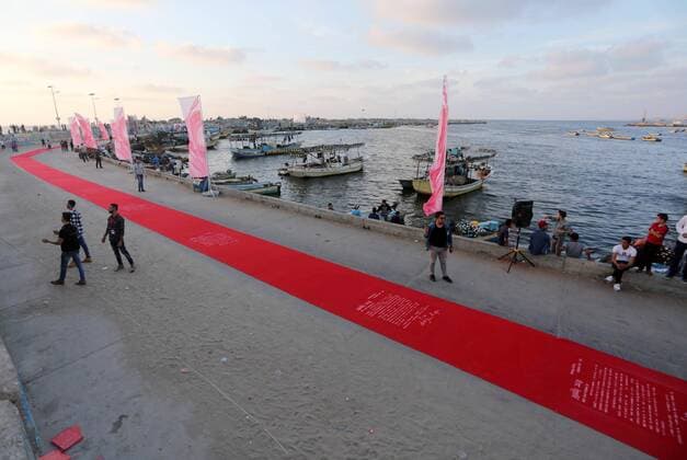 Bilder des Tages May 12, 2017 - Gaza City, Gaza Strip, Palestinian Territory - Palestinians place a red carpet during the 3rd Annual Red Carpet Festival for Human Rights Films at the Gaza seaport, on May 12, 2017. The Red Carpet Festival is held in the Gaza Strip this year for the third year in a raw, amid international and Arab attention. This year, the Hash-Tag of the festival will be Let s go back , which coincides with one hundred years for The Balfour Declaration, where the text of the Balfour Declaration is printed on the carpet Gaza City Palestinian Territory - ZUMAap3_ 20170512_zaf_ap3_033 Copyright: xMohammedxAsadx