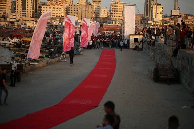 May 12, 2017 - Gaza, Gaza strip, Palestine - Palestinians place a red carpet during the Red Carpet Festival of Human Rights Films in the Gaza Port in Gaza City on May 12, 2017. Gaza Palestine  - ZUMAn230 20170512_zaa_n230_372 Copyright: xMajdixFathix