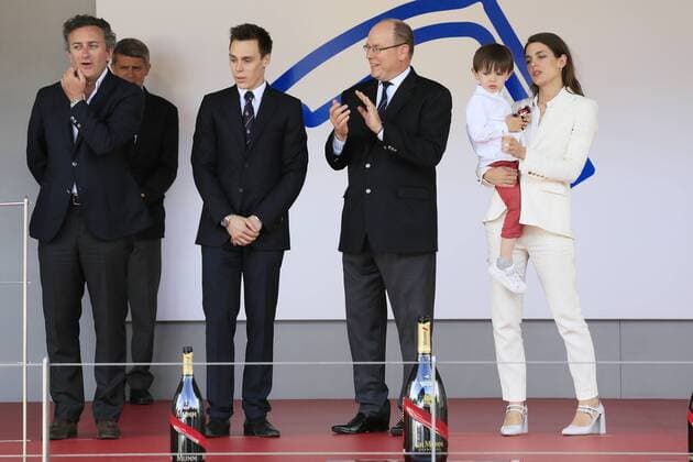 Fürst Albert II von Monaco, Charlotte Casiraghi mit Sohn Raphael und Louis Ducruet bei der Siegerehrung des 2017 Monaco ePrix, Fürstentum Monaco