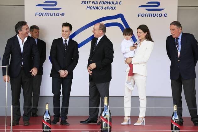Fürst Albert II von Monaco, Charlotte Casiraghi mit Sohn Raphael und Louis Ducruet bei der Siegerehrung des 2017 Monaco ePrix, Fürstentum Monaco